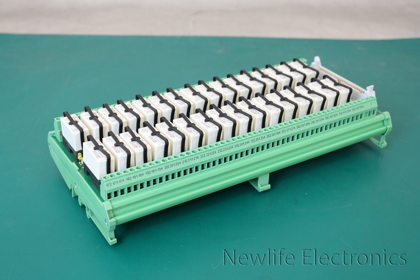 New Phoenix Contact UM-32 RM/RT-G24/21/PLC Active Module 2968373