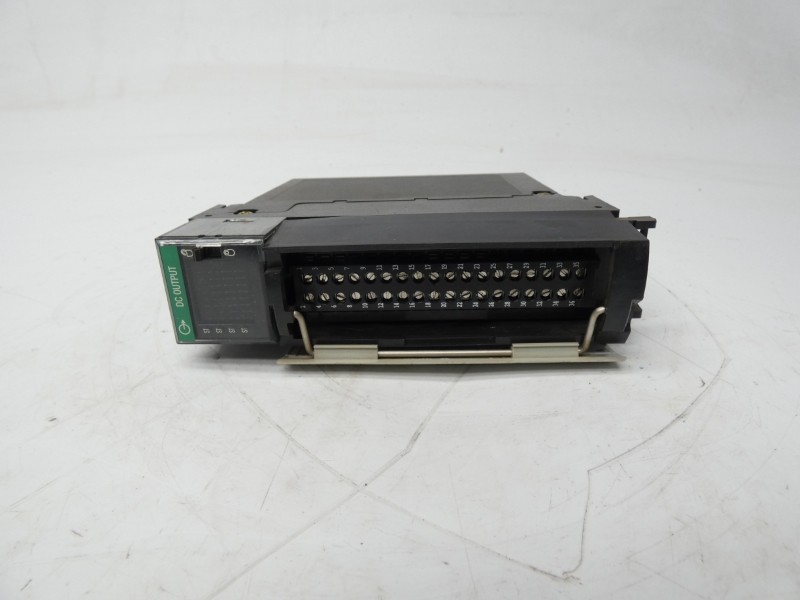 ALLEN BRADLEY 1756-OB32 SER. A REV. K01 F/W 2.4 10-31.2VDC 0.5-1A UNMP