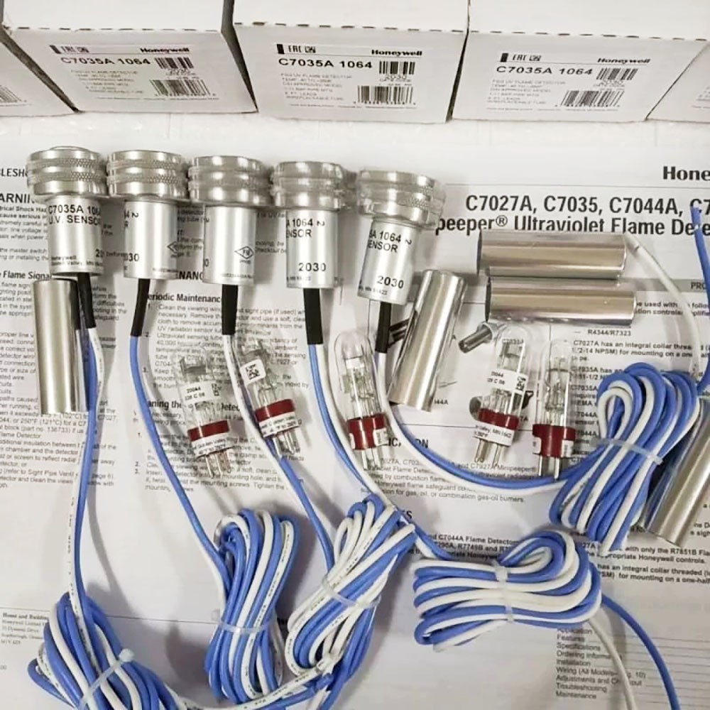 Honeywell New In Box C7035A1049 C7035A1064 C7035A1031 C7035A1023 Flame Detector