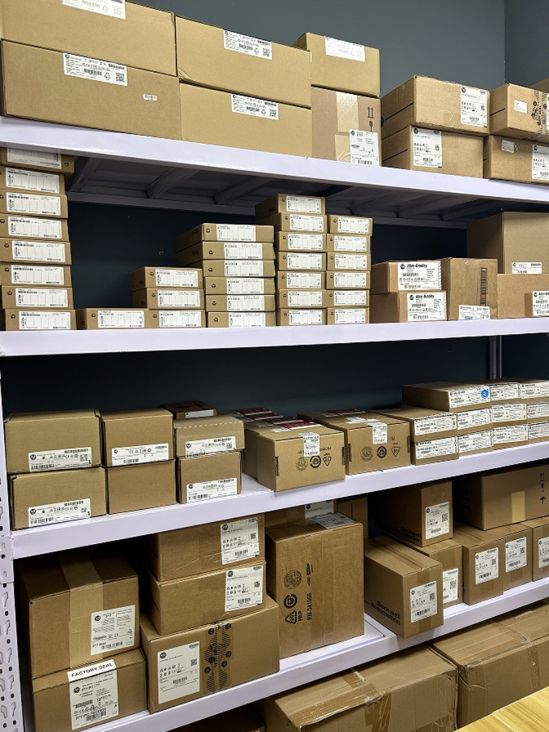 Unbrand 1769-OB16 AB 1769OB16 CompactLogix 16 Pt 24VDC D/O Module
