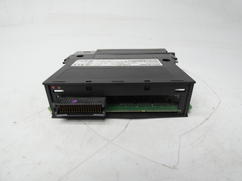 ALLEN BRADLEY 1756-OB32 SER. A REV. K01 F/W 2.4 10-31.2VDC 0.5-1A UNMP