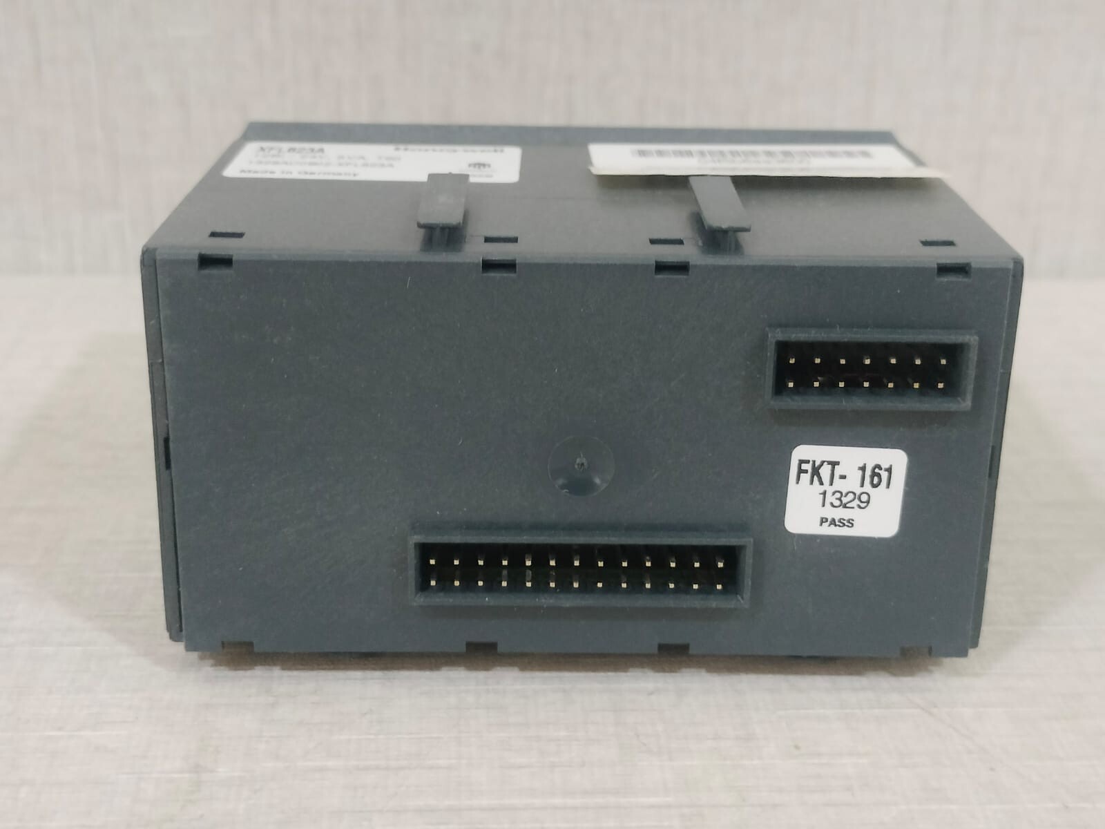 Honeywell XFL823A Distributed I/O 12 Digital Input Module W/ FILTHY & BROKEN BOX