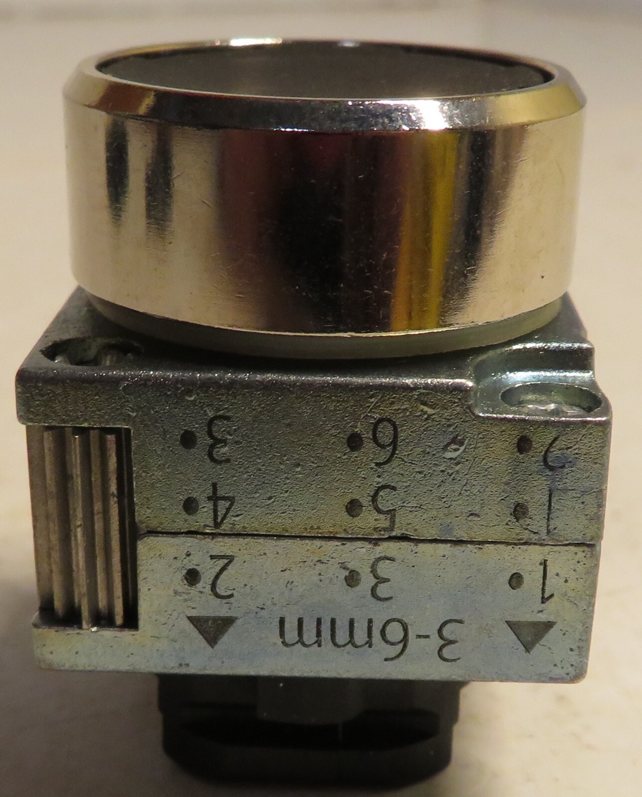Siemens UNBRANDED Pushbutton Switch Auxiliary Contact New Single Unknown Part #