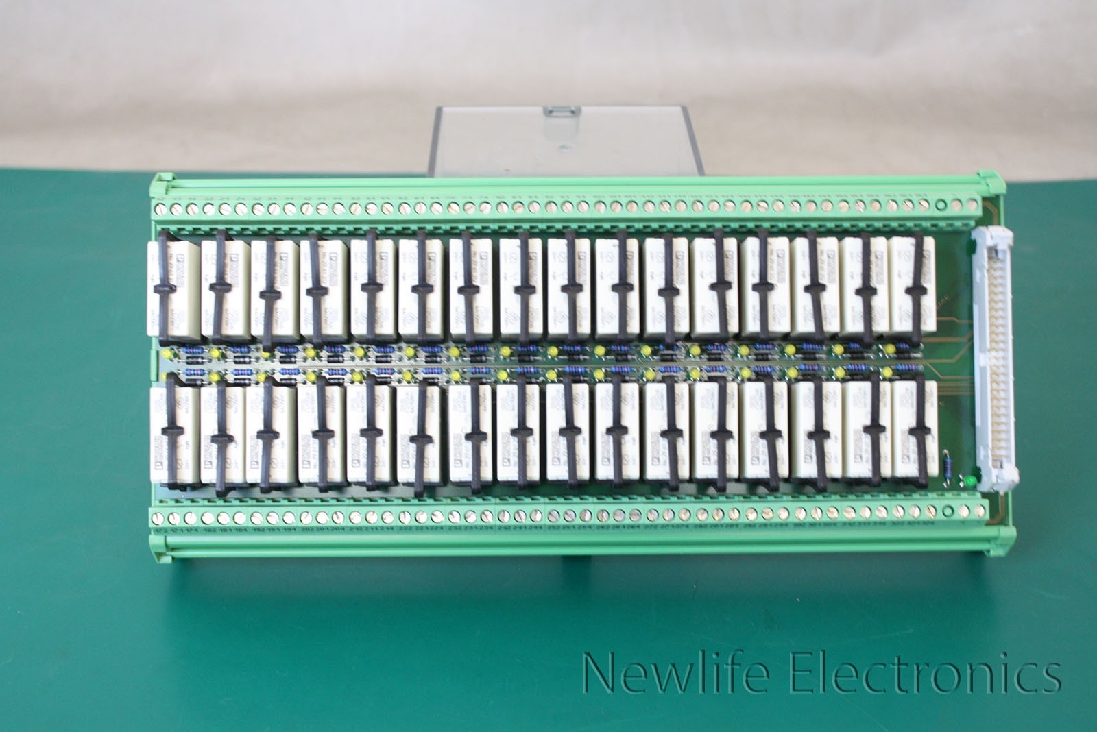 New Phoenix Contact UM-32 RM/RT-G24/21/PLC Active Module 2968373