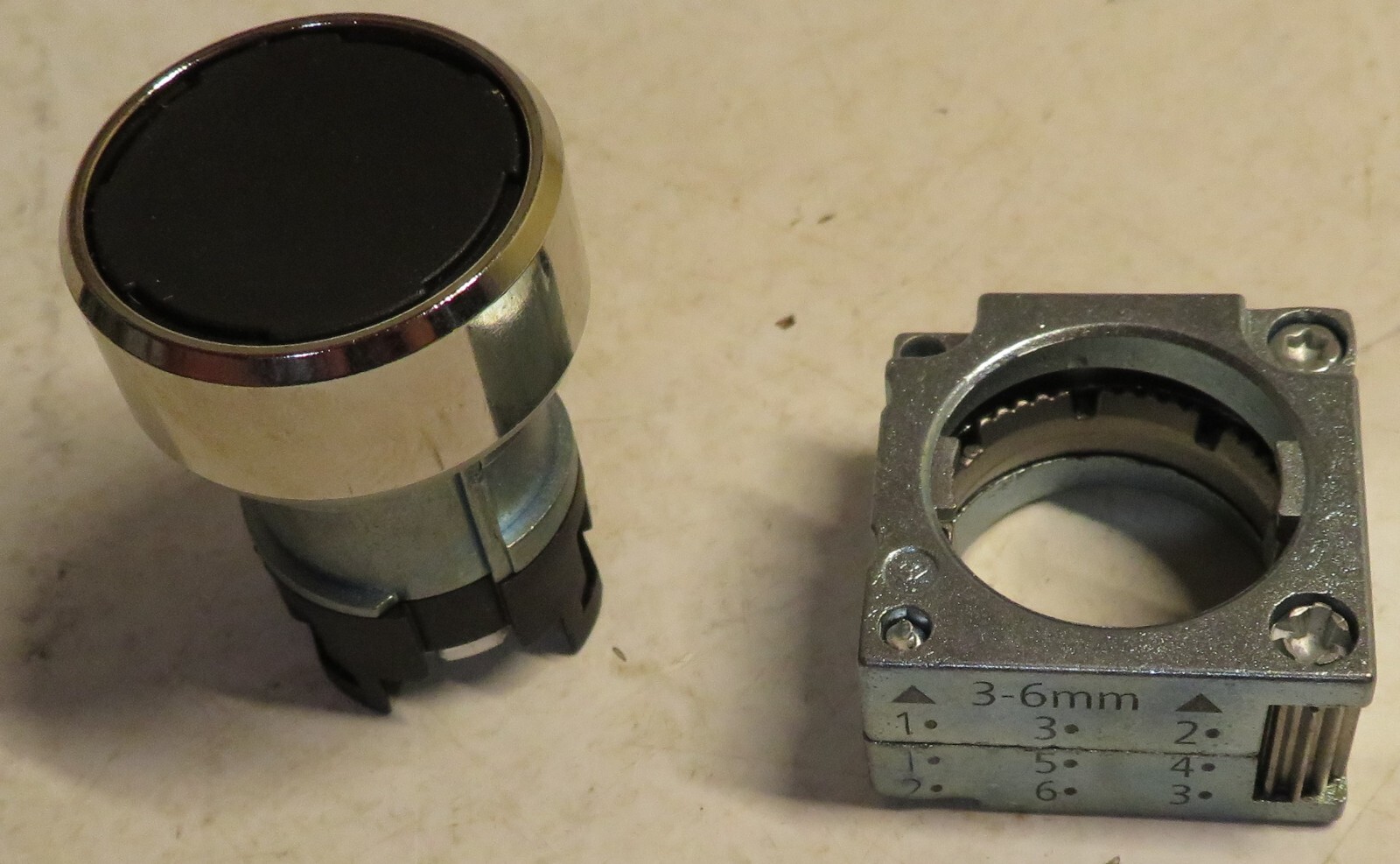 Siemens UNBRANDED Pushbutton Switch Auxiliary Contact New Single Unknown Part #